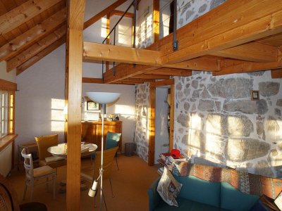Inmitten der idyllischen Lage von Dachsberg, Nahe Klosterweiher, präsentiert sich dieses außergewöhnlich sanierte ehemalige Schwesternhaus als eine mod. Wohlfühloase. Hauptgebäude ca. 161 m² Wohnfl., zusätzl. Anbau ca. 145 m² Wohnfl.