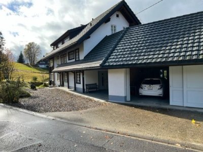 Inmitten der idyllischen Lage von Dachsberg, Nahe Klosterweiher, präsentiert sich dieses außergewöhnlich sanierte ehemalige Schwesternhaus als eine mod. Wohlfühloase. Hauptgebäude ca. 161 m² Wohnfl., zusätzl. Anbau ca. 145 m² Wohnfl.
