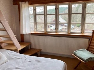 Inmitten der idyllischen Lage von Dachsberg, Nahe Klosterweiher, präsentiert sich dieses außergewöhnlich sanierte ehemalige Schwesternhaus als eine mod. Wohlfühloase. Hauptgebäude ca. 161 m² Wohnfl., zusätzl. Anbau ca. 145 m² Wohnfl.
