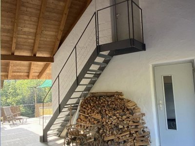 Inmitten der idyllischen Lage von Dachsberg, Nahe Klosterweiher, präsentiert sich dieses außergewöhnlich sanierte ehemalige Schwesternhaus als eine mod. Wohlfühloase. Hauptgebäude ca. 161 m² Wohnfl., zusätzl. Anbau ca. 145 m² Wohnfl.