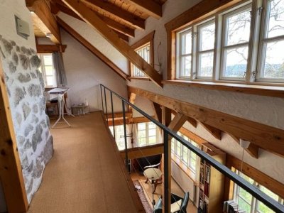 Inmitten der idyllischen Lage von Dachsberg, Nahe Klosterweiher, präsentiert sich dieses außergewöhnlich sanierte ehemalige Schwesternhaus als eine mod. Wohlfühloase. Hauptgebäude ca. 161 m² Wohnfl., zusätzl. Anbau ca. 145 m² Wohnfl.