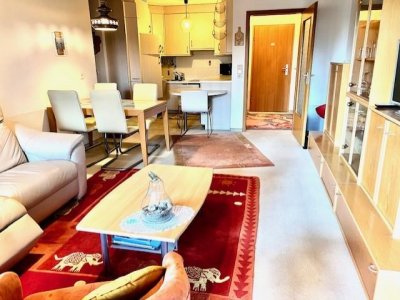 Entdecken Sie diese ansprechende und gemütliche 2-Zimmer-ETW 11, die durch ihre hochwertige Ausstattung und liebevolle Instandsetzung besticht
modernes Bad, Closomat, aufwendige EBK, übergrosser Balkon, Markise, Kfz-Stellplatz, Glasfaser