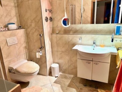 Entdecken Sie diese ansprechende und gemütliche 2-Zimmer-ETW 11, die durch ihre hochwertige Ausstattung und liebevolle Instandsetzung besticht
modernes Bad, Closomat, aufwendige EBK, übergrosser Balkon, Markise, Kfz-Stellplatz, Glasfaser