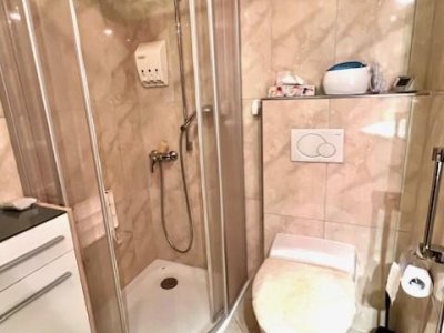 Entdecken Sie diese ansprechende und gemütliche 2-Zimmer-ETW 11, die durch ihre hochwertige Ausstattung und liebevolle Instandsetzung besticht
modernes Bad, Closomat, aufwendige EBK, übergrosser Balkon, Markise, Kfz-Stellplatz, Glasfaser