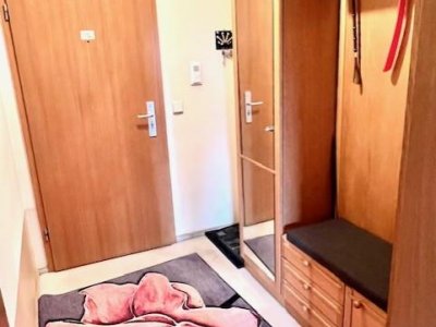 Entdecken Sie diese ansprechende und gemütliche 2-Zimmer-ETW 11, die durch ihre hochwertige Ausstattung und liebevolle Instandsetzung besticht
modernes Bad, Closomat, aufwendige EBK, übergrosser Balkon, Markise, Kfz-Stellplatz, Glasfaser