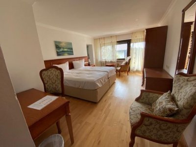 Nutzen Sie die Chance eine ehemalige Pension in einem malerischen Schwarzwald-Luftkurort zu erwerben, auf einer Gesamtfläche von ca. 2.700 m², mit einem bereits entwickelten Konzept für App´s bietet das Objekt zahlreiche Möglichkeiten zur Wiederbelebung