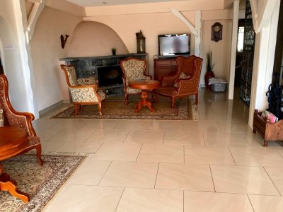 Nutzen Sie die Chance eine ehemalige Pension in einem malerischen Schwarzwald-Luftkurort zu erwerben, auf einer Gesamtfläche von ca. 2.700 m², mit einem bereits entwickelten Konzept für App´s bietet das Objekt zahlreiche Möglichkeiten zur Wiederbelebung