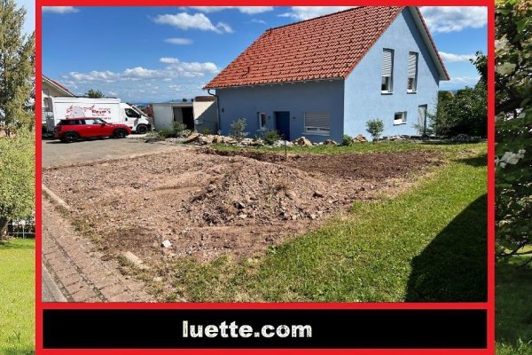 Neuwertiges, freistehendes Energiespar-Einfamilienhaus in ruhiger, sonniger Sackgassenlage
Freisitz mit Alpenblick, Naturzaun, EBK mit Essbar, Wärmepumpe mit Umluft und Brauchwasserspeicher (nur kurz bewohnt / Auslandswohnsitz), 2 Garagen