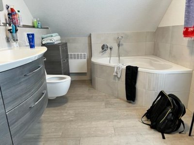 Wir freuen uns, Ihnen ein attraktives freistehendes Einfamilienhaus in beliebter Lage anzubieten, das von den ersten Erbauern nur kurzzeitig bewohnt wurde und nun bereit zur Übernahme ist. Dieses stilvolle Zuhause befindet sich auf einem Erbpacht-Grst.