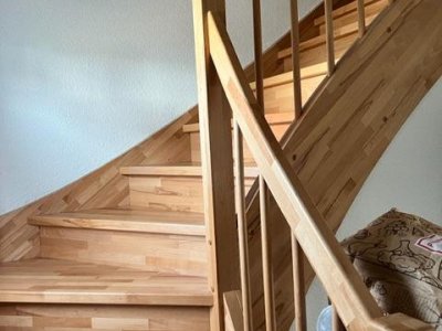 Wir freuen uns, Ihnen ein attraktives freistehendes Einfamilienhaus in beliebter Lage anzubieten, das von den ersten Erbauern nur kurzzeitig bewohnt wurde und nun bereit zur Übernahme ist. Dieses stilvolle Zuhause befindet sich auf einem Erbpacht-Grst.