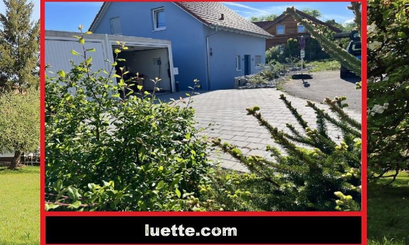 Neuwertiges, freistehendes Energiespar-Einfamilienhaus in ruhiger, sonniger Sackgassenlage
Freisitz mit Alpenblick, Naturzaun, EBK mit Essbar, Wärmepumpe mit Umluft und Brauchwasserspeicher (nur kurz bewohnt / Auslandswohnsitz), 2 Garagen