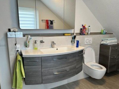 Wir freuen uns, Ihnen ein attraktives freistehendes Einfamilienhaus in beliebter Lage anzubieten, das von den ersten Erbauern nur kurzzeitig bewohnt wurde und nun bereit zur Übernahme ist. Dieses stilvolle Zuhause befindet sich auf einem Erbpacht-Grst.