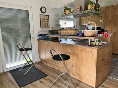 Wir freuen uns, Ihnen ein attraktives freistehendes Einfamilienhaus in beliebter Lage anzubieten, das von den ersten Erbauern nur kurzzeitig bewohnt wurde und nun bereit zur Übernahme ist. Dieses stilvolle Zuhause befindet sich auf einem Erbpacht-Grst.