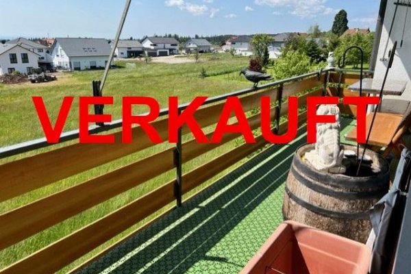 VERKAUFT i. 2023 - KEINE KÄUFERMAKLERPROVISION! 3-Zi-(Ferien)-ETW, in unverbauter sonniger Süd-Aussichtslage, grosser Balkon, Fenster erneuert, Wintergarten, 1. OG, kleine Wohnanlage