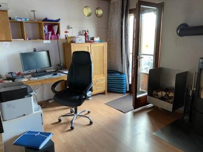 Entdecken Sie dieses attraktive 2FamH, das direkt am malerischen Rhein in Waldshut gelegen ist. Mit ca. 220 m² Wohnfl. und grosszügigen Sonnenterrassen im EG und OG bietet diese Immobilie viel Platz für Familien oder als Investitionsobjekt zur Vermietung