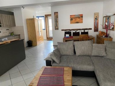 Entdecken Sie dieses attraktive 2FamH, das direkt am malerischen Rhein in Waldshut gelegen ist. Mit ca. 220 m² Wohnfl. und grosszügigen Sonnenterrassen im EG und OG bietet diese Immobilie viel Platz für Familien oder als Investitionsobjekt zur Vermietung