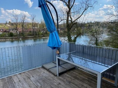 Entdecken Sie dieses attraktive 2FamH, das direkt am malerischen Rhein in Waldshut gelegen ist. Mit ca. 220 m² Wohnfl. und grosszügigen Sonnenterrassen im EG und OG bietet diese Immobilie viel Platz für Familien oder als Investitionsobjekt zur Vermietung