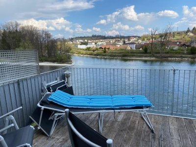 Entdecken Sie dieses attraktive 2FamH, das direkt am malerischen Rhein in Waldshut gelegen ist. Mit ca. 220 m² Wohnfl. und grosszügigen Sonnenterrassen im EG und OG bietet diese Immobilie viel Platz für Familien oder als Investitionsobjekt zur Vermietung
