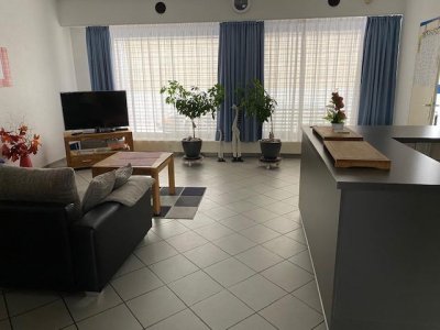 Entdecken Sie dieses attraktive 2FamH, das direkt am malerischen Rhein in Waldshut gelegen ist. Mit ca. 220 m² Wohnfl. und grosszügigen Sonnenterrassen im EG und OG bietet diese Immobilie viel Platz für Familien oder als Investitionsobjekt zur Vermietung