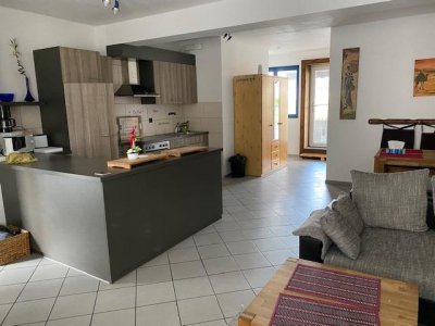 Entdecken Sie dieses attraktive 2FamH, das direkt am malerischen Rhein in Waldshut gelegen ist. Mit ca. 220 m² Wohnfl. und grosszügigen Sonnenterrassen im EG und OG bietet diese Immobilie viel Platz für Familien oder als Investitionsobjekt zur Vermietung