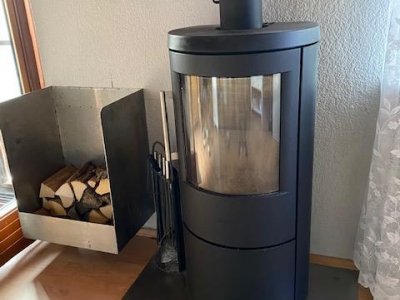 Entdecken Sie dieses attraktive 2FamH, das direkt am malerischen Rhein in Waldshut gelegen ist. Mit ca. 220 m² Wohnfl. und grosszügigen Sonnenterrassen im EG und OG bietet diese Immobilie viel Platz für Familien oder als Investitionsobjekt zur Vermietung