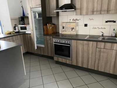 Entdecken Sie dieses attraktive 2FamH, das direkt am malerischen Rhein in Waldshut gelegen ist. Mit ca. 220 m² Wohnfl. und grosszügigen Sonnenterrassen im EG und OG bietet diese Immobilie viel Platz für Familien oder als Investitionsobjekt zur Vermietung