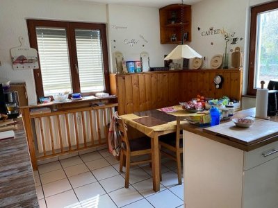 Entdecken Sie dieses attraktive 2FamH, das direkt am malerischen Rhein in Waldshut gelegen ist. Mit ca. 220 m² Wohnfl. und grosszügigen Sonnenterrassen im EG und OG bietet diese Immobilie viel Platz für Familien oder als Investitionsobjekt zur Vermietung