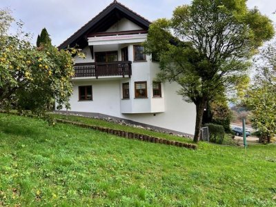 In einer kleinen gepflegten Wohnanlage mit nur 3 Parteien erwartet Sie diese grosszügige Wohnung mit ca. 110 m² Wohnfl., Schwedenofen, Erker, Balkon, Blick, Garage, Schopf
