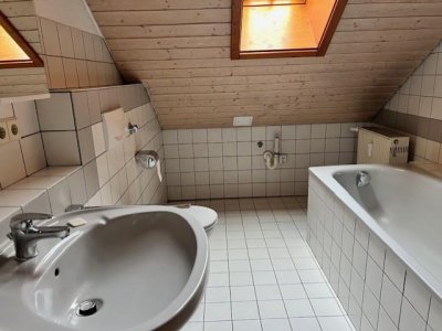 sofort beziehbare, gut ausgestattete 4-Zi-ETW, Schwedenofen, EBK, Parkett, Balkon, mit darüberliegendem Speicher, Garage 