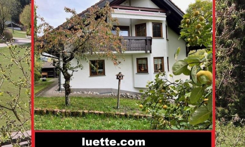 Diese grosszügige 4-Zimmer-ETW befindet sich in einem gepflegten, massiv erstellten 3-Familienhaus und bietet Ihnen alles, was Sie für ein harmonisches Zuhause benötigen
Schwedenofenanschluss, Erker, Balkon, Blick, Garage, Schopf