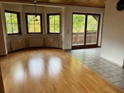 4-Zi-ETW, in kl. gepflegtem 3FamH, Balkon, EBK, Schwedenofen, Blick, Garage