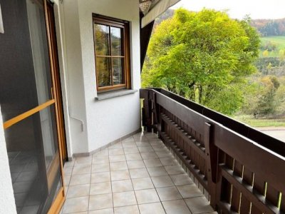 sofort beziehbare, gut ausgestattete 4-Zi-ETW, Schwedenofen, EBK, Parkett, Balkon, mit darüberliegendem Speicher, Garage 