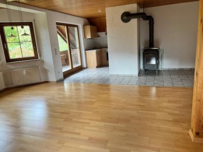 sofort beziehbare, gut ausgestattete 4-Zi-ETW, Schwedenofen, EBK, Parkett, Balkon, mit darüberliegendem Speicher, Garage 