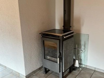 4-Zi-ETW mit vollst. darüberliegendem Speicher, Schwedenofen, EBK, Parkett, Balkon, sofort