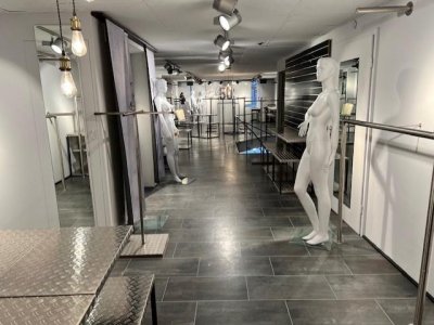 Nutzen Sie die Gelegenheit, ein erstklassiges Ladenlokal in der begehrten Kaiserstraße von Waldshut zu mieten. Diese Geschäftsstraße bietet Ihnen eine hervorragende Sichtbarkeit und Kundenfrequenz.
grosse Schaufensterfront, Lastenlift, Lager