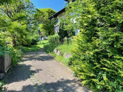 Entdecken Sie dieses besondere freist. 3-Familienhaus auf einem grosszügigen Grundstück ca. 1.000 m² umgeben von Sträuchern und altem Baumbestand, in massiver Bauweise erstellt, 2 Garagen, Kfz-Stellplätze, Schopf