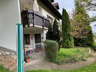 Entdecken Sie dieses besondere freist. 3-Familienhaus auf einem grosszügigen Grundstück ca. 1.000 m² umgeben von Sträuchern und altem Baumbestand, in massiver Bauweise erstellt, 2 Garagen, Kfz-Stellplätze, Schopf