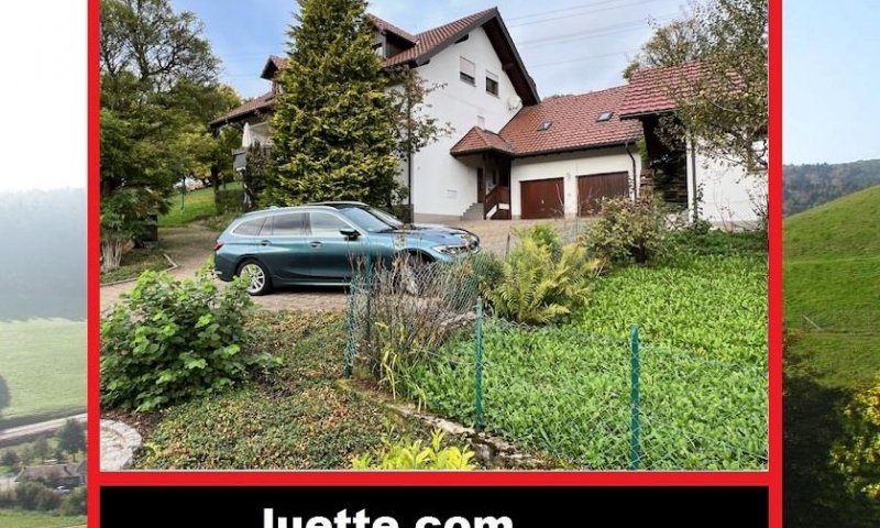 Entdecken Sie dieses besondere freist. 3-Familienhaus auf einem grosszügigen Grundstück ca. 1.000 m² umgeben von Sträuchern und altem Baumbestand, in massiver Bauweise erstellt, 2 Garagen, Kfz-Stellplätze, Schopf