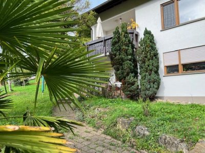 Entdecken Sie dieses besondere freist. 3-Familienhaus auf einem grosszügigen Grundstück ca. 1.000 m² umgeben von Sträuchern und altem Baumbestand, in massiver Bauweise erstellt, 2 Garagen, Kfz-Stellplätze, Schopf