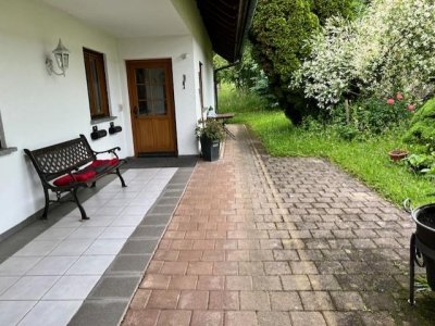 Entdecken Sie dieses besondere freist. 3-Familienhaus auf einem grosszügigen Grundstück ca. 1.000 m² umgeben von Sträuchern und altem Baumbestand, in massiver Bauweise erstellt, 2 Garagen, Kfz-Stellplätze, Schopf