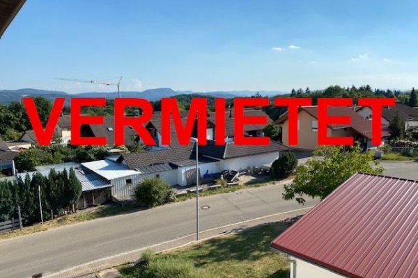 VERMIETET i. 2024 - gemütliche grosse 3-Zi-Dachwohnung, ca. 110 m² Wohnfl., schicke EBK, modernes Bad, Abstellraum, gemeinschaftliche Nutzung des Gartenhauses und Wiese, 3fach-Verglasung, Holzpellet-Heizung, übergrosse Garage