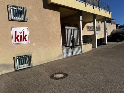 Zentrale Lage in Müllheim, Laden-/Gewerbetage, ca. 1.271 m² Nutzfl. 21 Stpl., 7 Tiefgaragenplätze, Rampe, Lastenlift, UG: Kühlraum