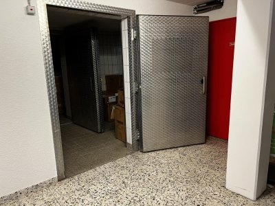 Zentrale Lage in Müllheim, Laden-/Gewerbetage, ca. 1.271 m² Nutzfl. 21 Stpl., 7 Tiefgaragenplätze, Rampe, Lastenlift, UG: Kühlraum