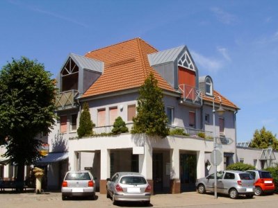 Zum Verkauf steht ein solides, gepflegtes und regelmäßig instand gesetztes Mehrfamilienhaus, bestehend aus Wohnungen, Praxen, im Erdgeschoss mit Ladengeschäften, Fahrschule, Bank, beliebtes Eiscafé mit Pavillon, in begehrter, zentraler Innenstadtlage