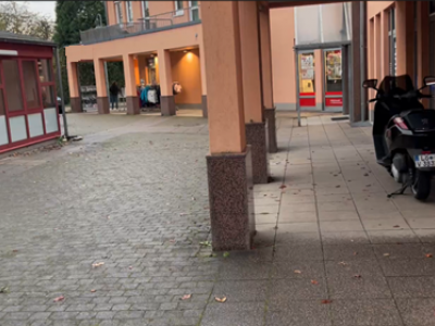 Zum Verkauf steht ein solides, gepflegtes und regelmäßig instand gesetztes Mehrfamilienhaus, bestehend aus Wohnungen, Praxen, im Erdgeschoss mit Ladengeschäften, Fahrschule, Bank, beliebtes Eiscafé mit Pavillon, in begehrter, zentraler Innenstadtlage