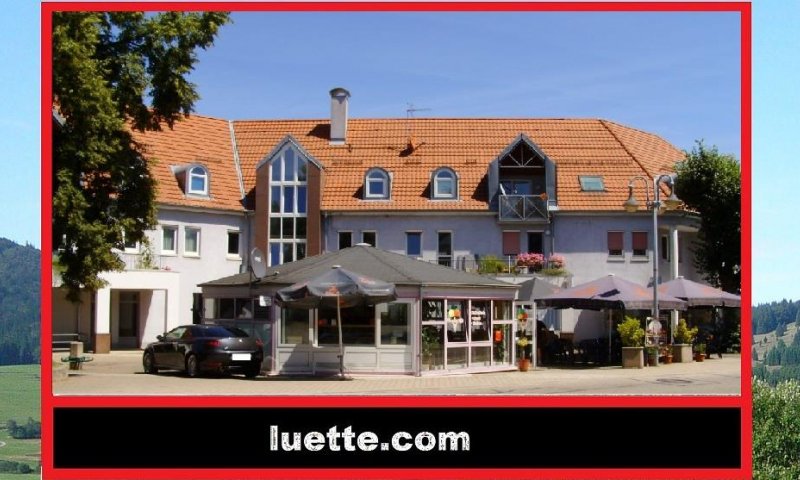 Zum Verkauf steht ein solides, gepflegtes und regelmäßig instand gesetztes Mehrfamilienhaus, bestehend aus Wohnungen, Praxen, im Erdgeschoss mit Ladengeschäften, Fahrschule, Bank, beliebtes Eiscafé mit Pavillon, in begehrter, zentraler Innenstadtlage