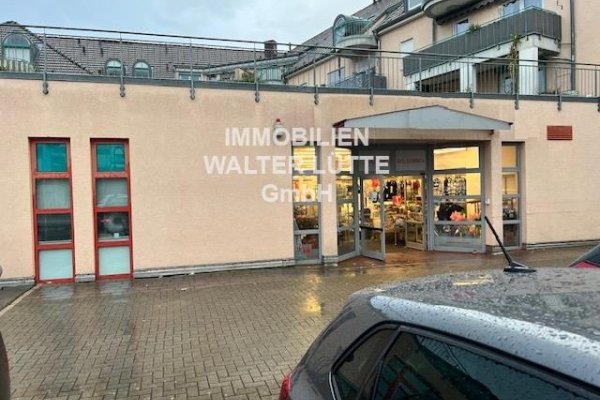 Ideale Kapitalanlage, Ladenlokal in bester Verkaufslage, Zentrum
ca. 1.088 m² Nutzfl. Lager ca. 183 m² Nutzfl., Lastenaufzug, Anlieferungsrampe, Personalraum, Büro, WC-Anlage Damen / Herren, 8 Tiefgaragenplätze, 21 Aussenstellplätze, solide vermietet