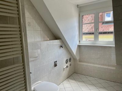 Willkommen in Ihrer neuen Traumwohnung 4-Zi-ETW am Kurpark, Dom, fussläufig ins Zentrum, vollständig renoviert, EBK / Türen / Holzpellet-Heizung erneuert, traumhafte Aussicht auf Park