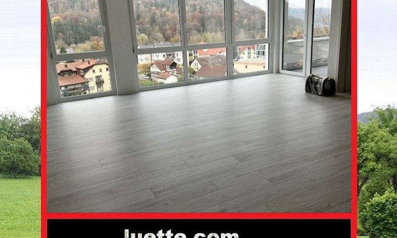 Erleben Sie den Neubauerstbezug dieser exklusiven und geräumigen 3-Zimmer-Terrassen-ETW mit einer Wohnfläche von ca. 106 m²
Genießen Sie den großen, überdachten Balkon mit traumhaftem Fernblick – der perfekte Ort zum Entspannen und Verweilen