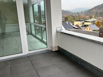 Erleben Sie den Neubauerstbezug dieser exklusiven und geräumigen 3-Zimmer-Terrassen-ETW mit einer Wohnfläche von ca. 106 m²
Genießen Sie den großen, überdachten Balkon mit traumhaftem Fernblick – der perfekte Ort zum Entspannen und Verweilen